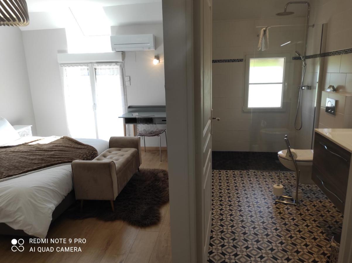 Chambre D'Hotes Le Domaine Des Hirondelles Champcenest Δωμάτιο φωτογραφία