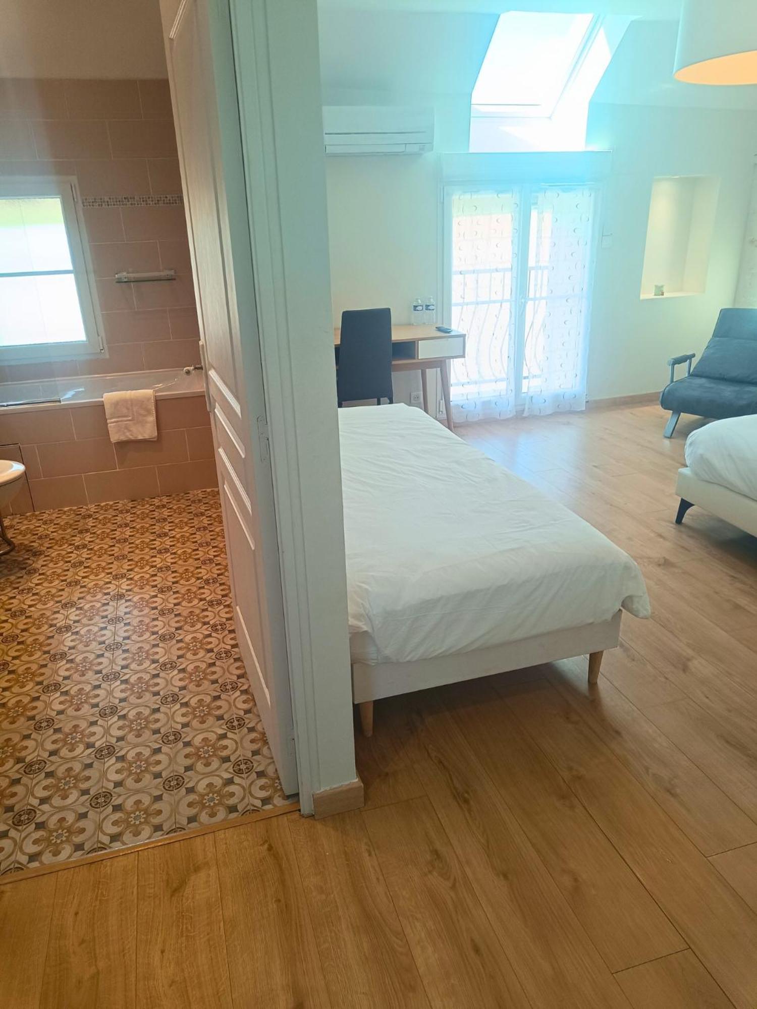 Chambre D'Hotes Le Domaine Des Hirondelles Champcenest Δωμάτιο φωτογραφία